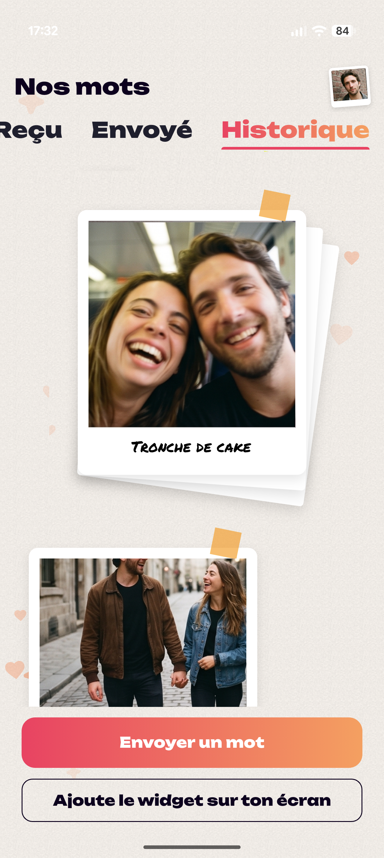 Écran « Historique » de BillyDoo : la pile des petites photos datées du couple, avec en haut le souvenir « Tronche de cake »